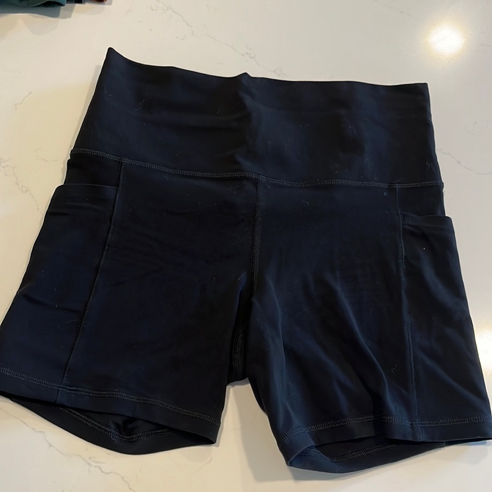 Athleta Salutation stash II 5” short